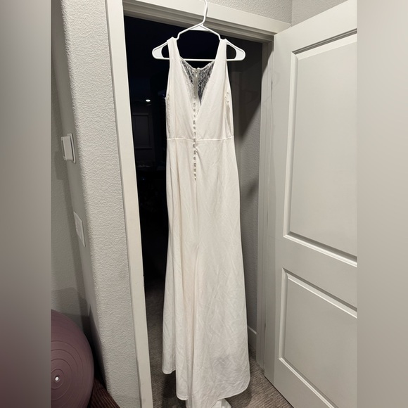 Elegant White Wedding Dress - Picture 4 of 6